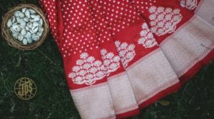 banarasi-sarees---5-best-souvenirs-you-must-buy-from-Varanasi-JDSVaranasi