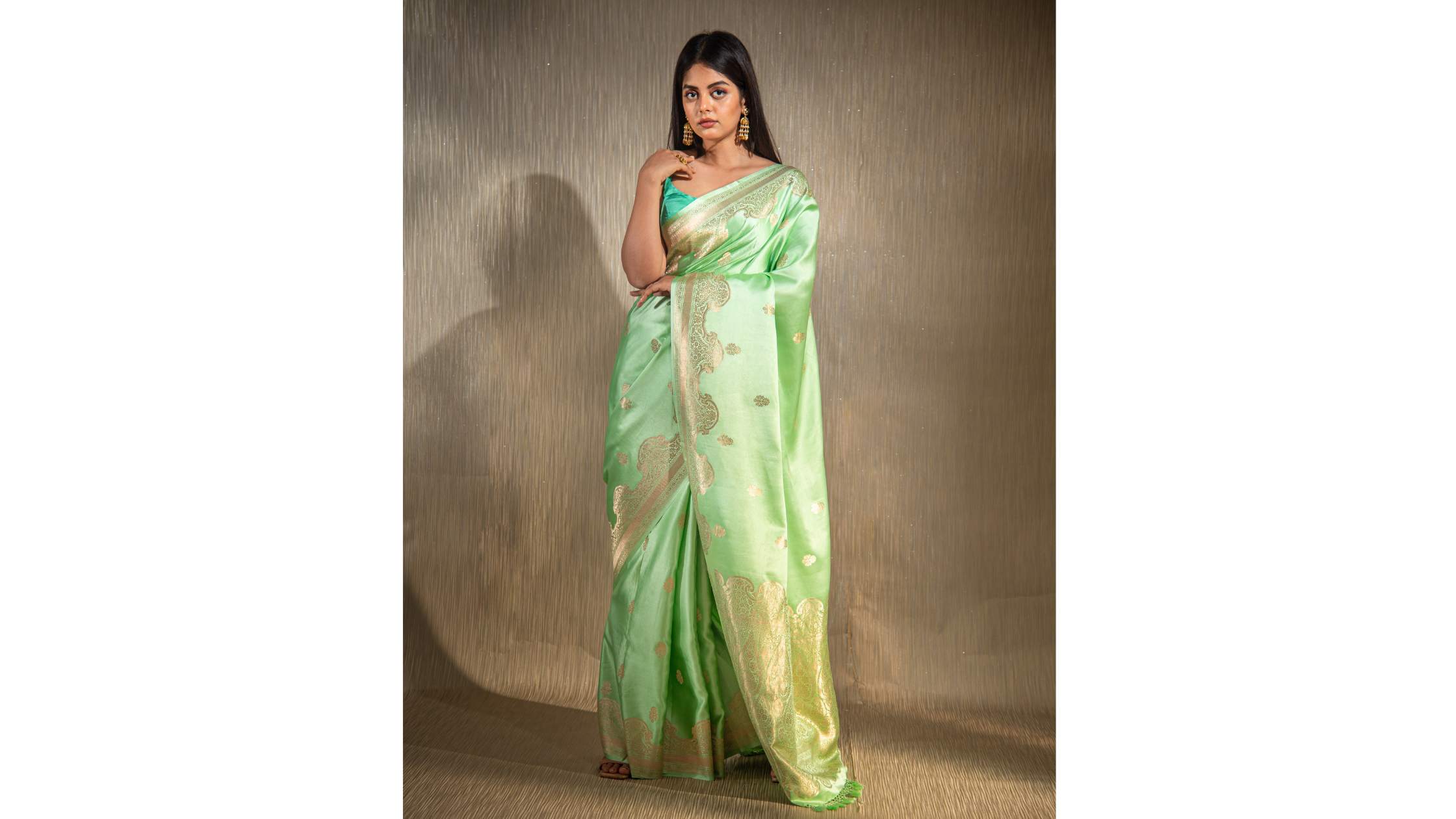 Wear the traditional Banarasi saree in a modern style in the festive season  | लुक फॉर द डे: ​​​​​​फेस्टिव सीजन में पारंपरिक बनारसी साड़ी को पहनें  मॉडर्न अंदाज में | Dainik Bhaskar