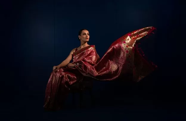 How to Avoid Getting Cheated When Buying Banarasi Sarees on Your Varanasi Trip - JDS Banaras